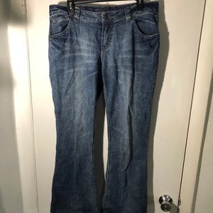 BOOTCUT JEANS